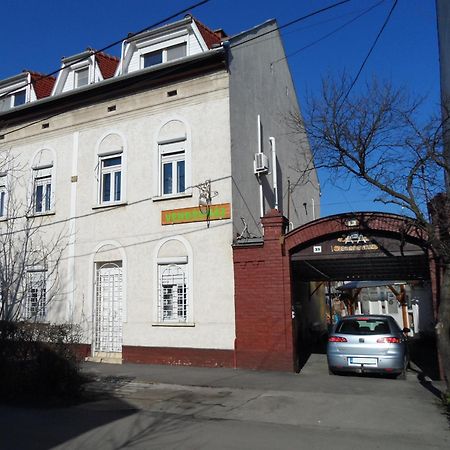 Garden Szivarvany Utcai Vendeghaz Szeged Exterior photo