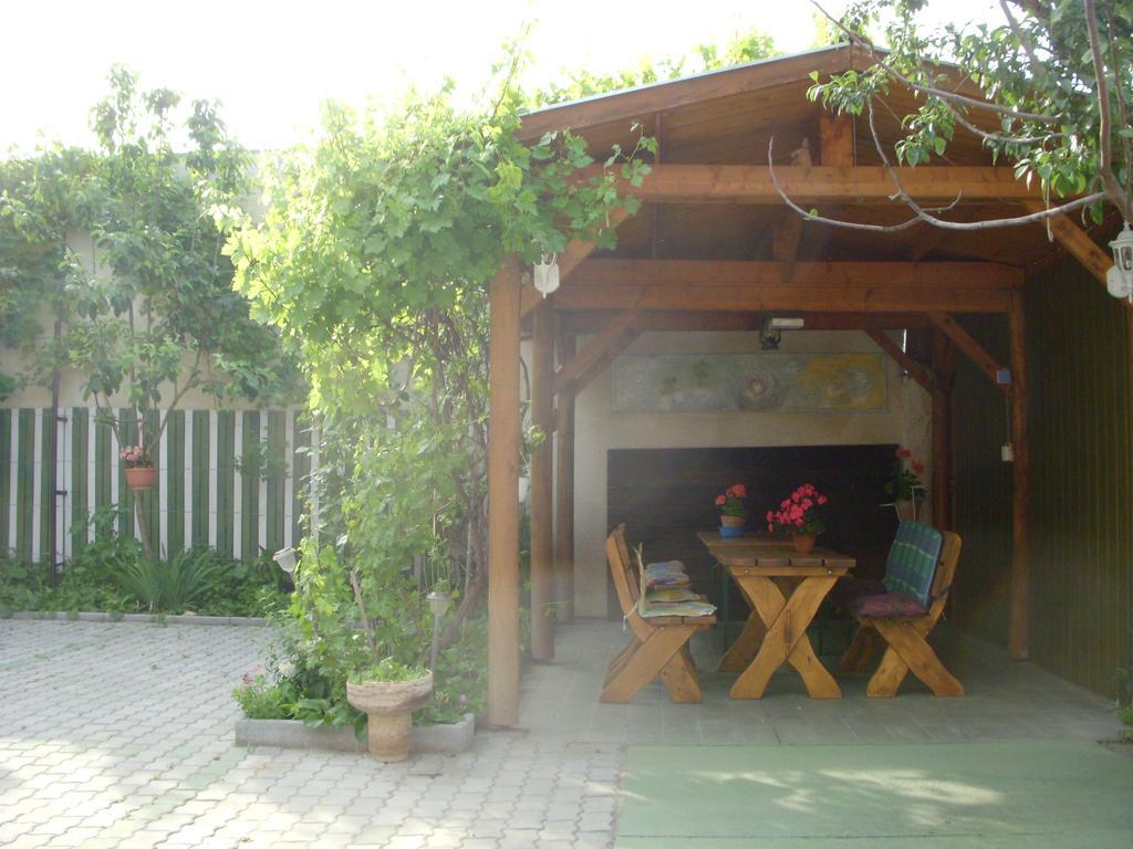 Garden Szivarvany Utcai Vendeghaz Szeged Exterior photo